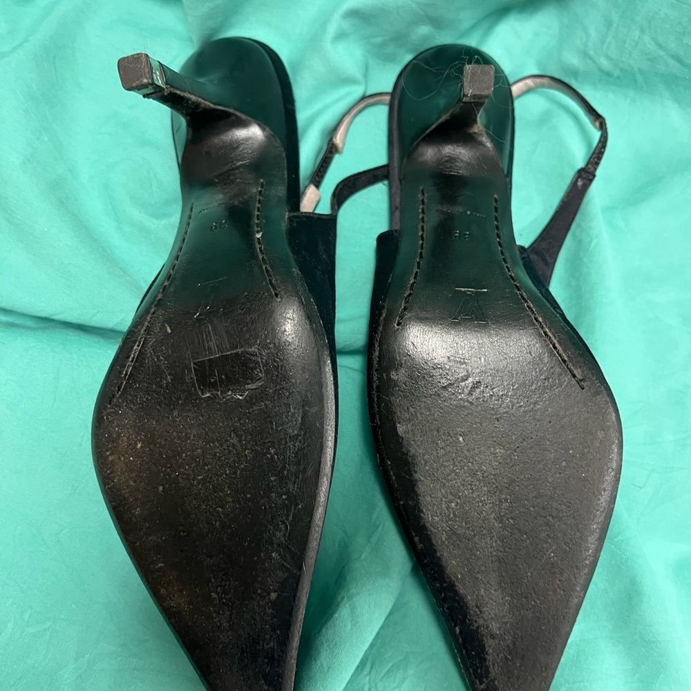Black Louis Vuitton heels. Never worn by me, too small for 39. Fits like 38 (8). - Picture 3 of 5